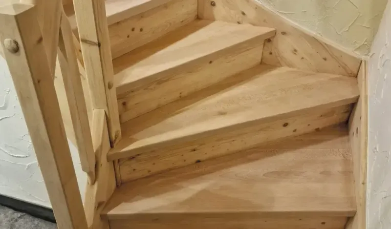 Holztreppe-Aufgang