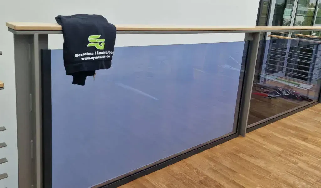 Glasgelaender mit Tshirt 1